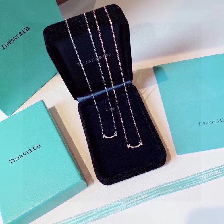 18K Tiffany Small Diamond Pendant Necklace
