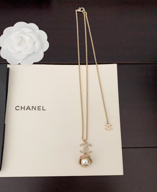 18K  Chanel Pearls Flower Necklace